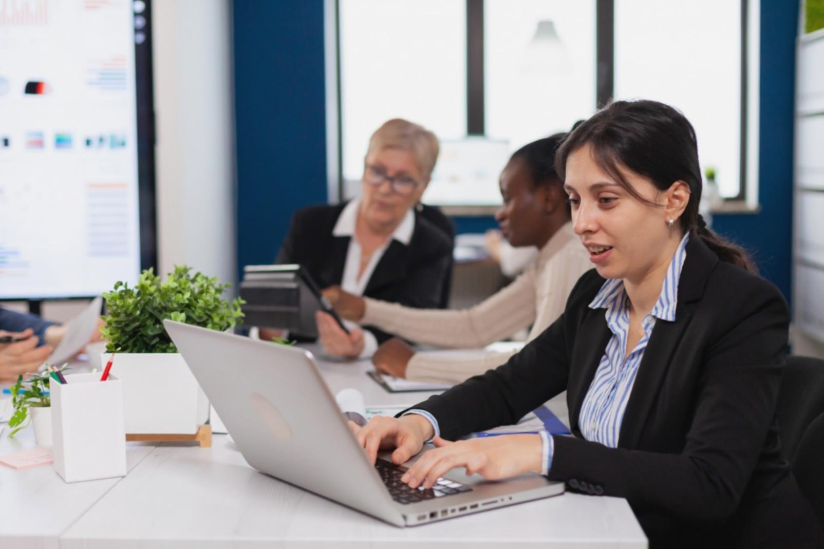 Groupe de personnes suivant une formation financière interactive