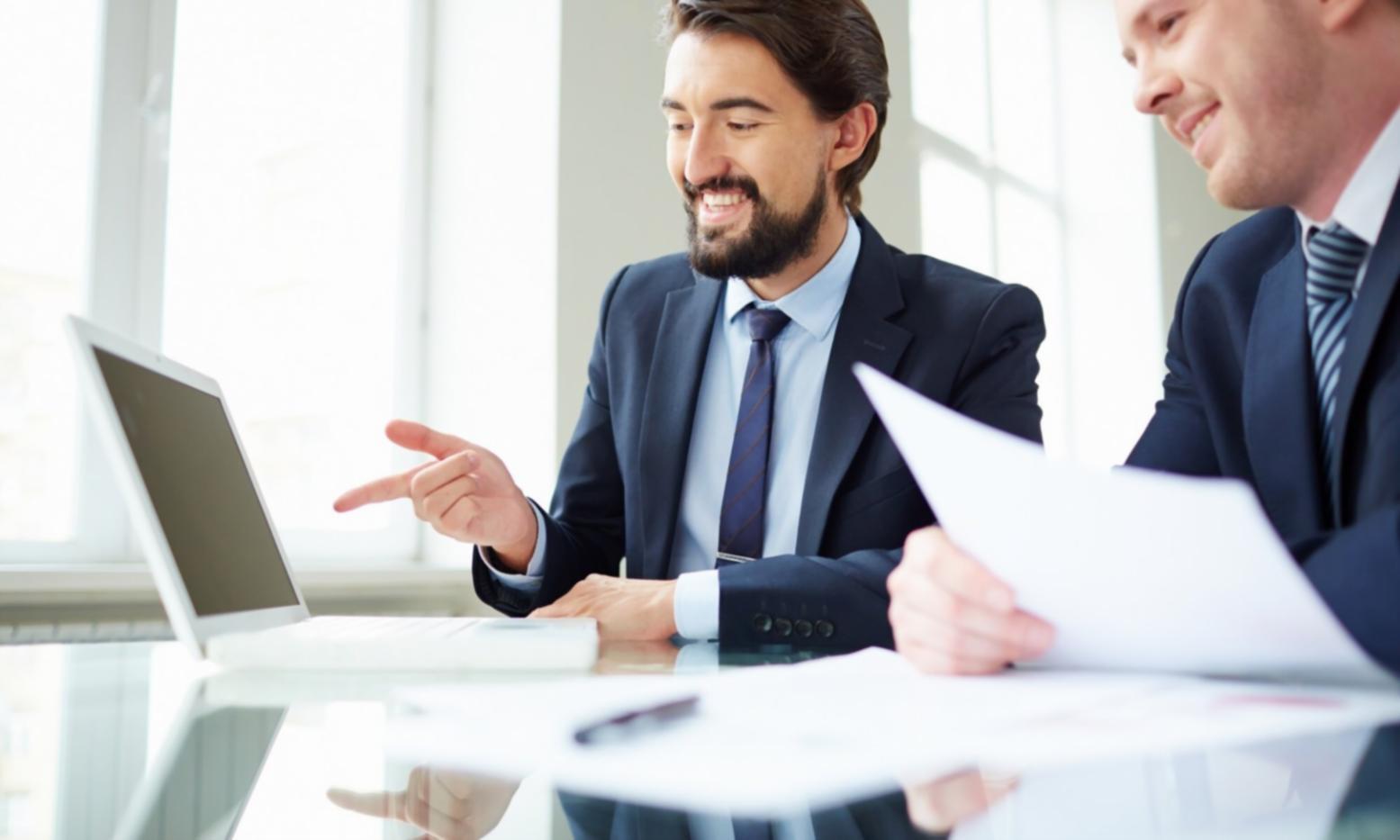 Professionnel analysant des données financières sur un écran